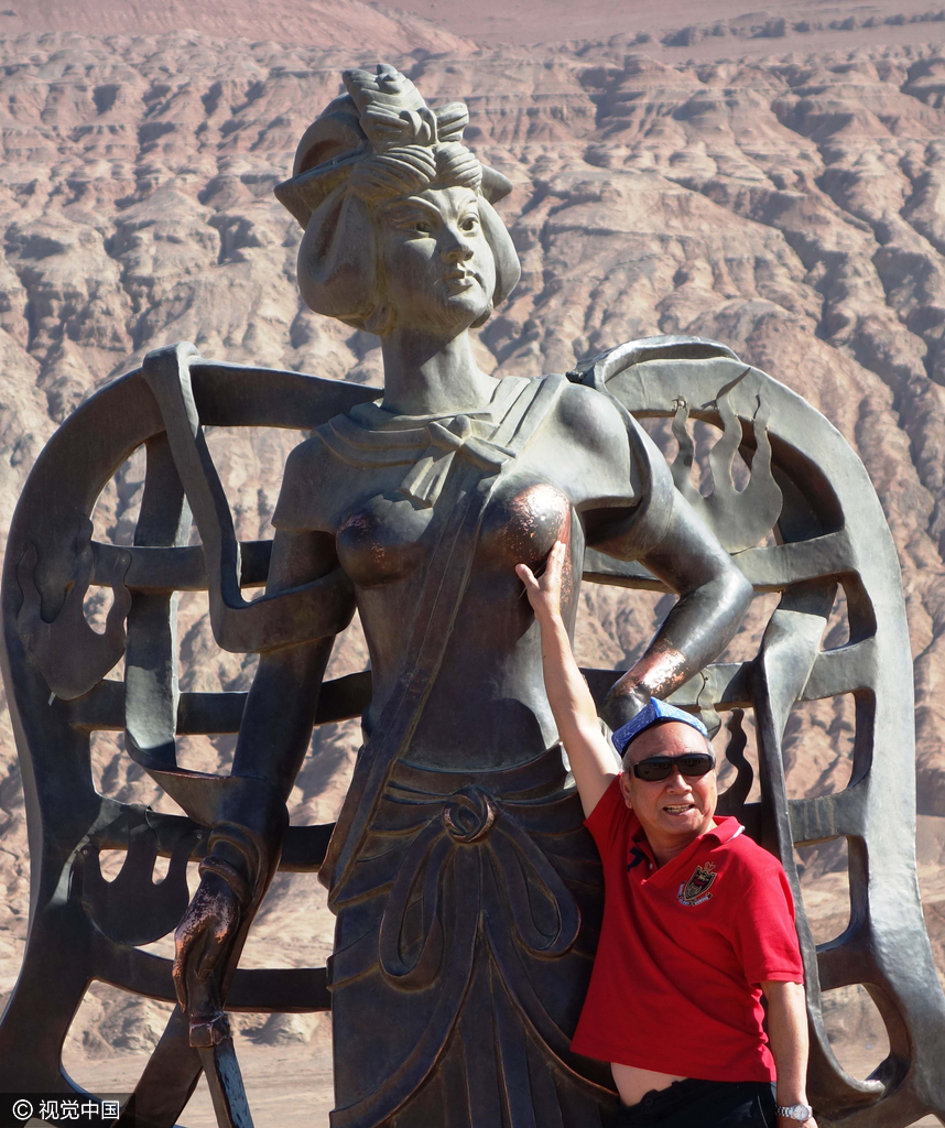 新疆火焰山“铁扇公主”遭“袭胸” 新疆火焰山“铁扇公主”遭“袭胸”