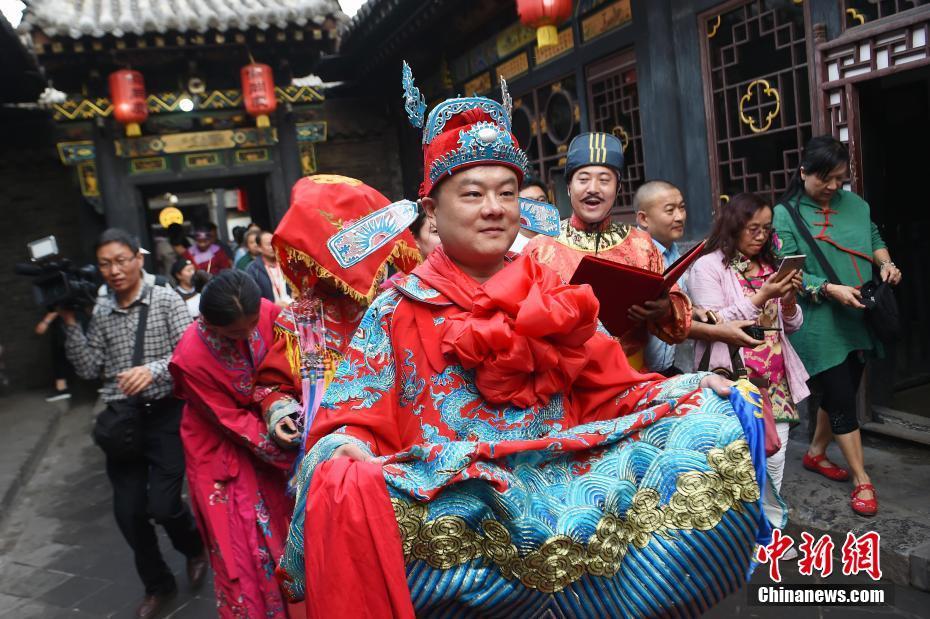 参演人员穿着清代古装,模仿当年协同庆票号东家娶亲的场景。