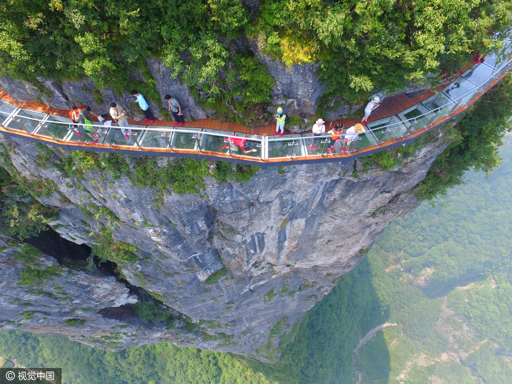2016年8月1日，湖南省张家界市天门山风景区第三条玻璃栈道——盘龙崖玻璃栈道开通迎客。