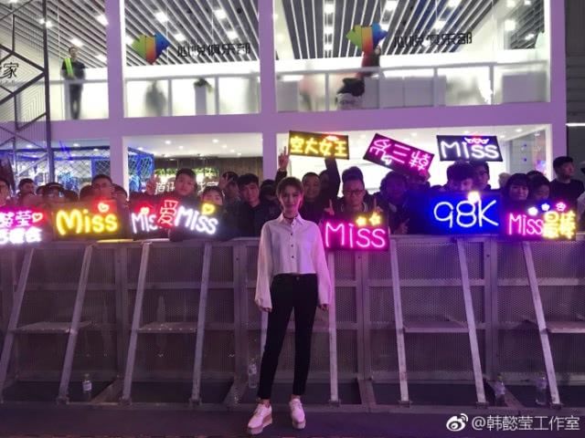 Miss生日收到楚河4W礼物,直播间出现男性匆忙