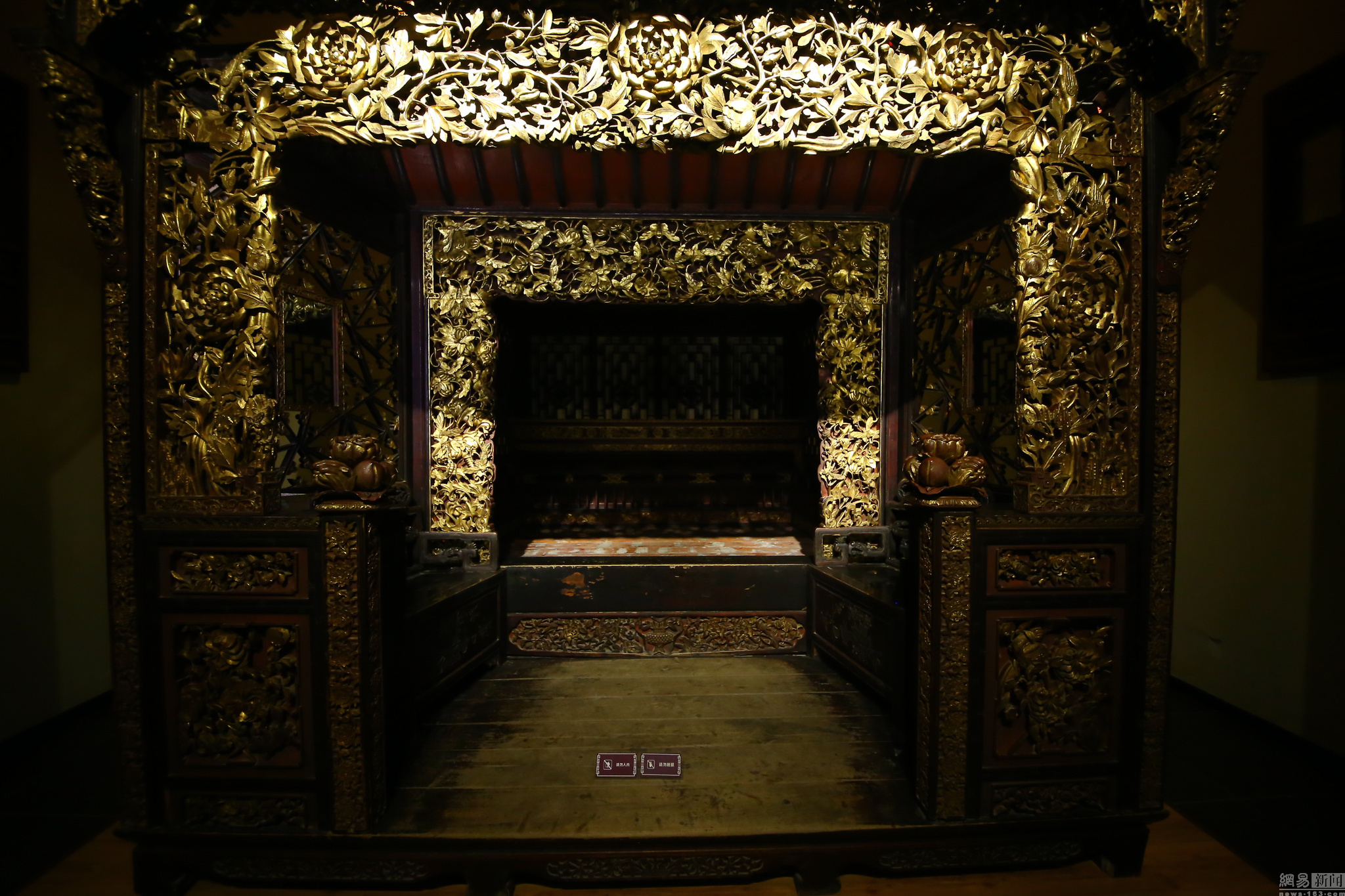 黄金床
重庆渝北区巴渝古床博物馆有一张“黄金床”，此床名叫六柱五檐满金雕花大床，系巴渝古床博物馆的镇馆之宝。床高2.9米，宽2.8米，这张大床“浑身”上下金碧辉煌，由内向外看，共有五层，每层檐板上雕刻着梅、兰、竹、菊的图纹，其中穿插着蝙蝠、蝴蝶、牡丹、寿桃、石榴等多种寓意吉祥的图案。据悉，“天下第一床”出生于清代同治年间，作为“嫁妆”特制。据悉，当时在渝北悦来地区的徐家坝有一戴姓大户人家，其主人重金招募工匠来制作这张六柱五檐满金雕花大床，整床装饰黄金达200克以上，足足花费了三年时间。