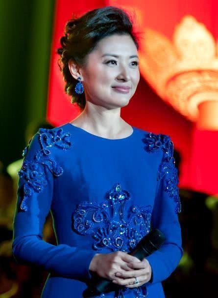 她连续16年主持春晚,观众称她为最美女主持