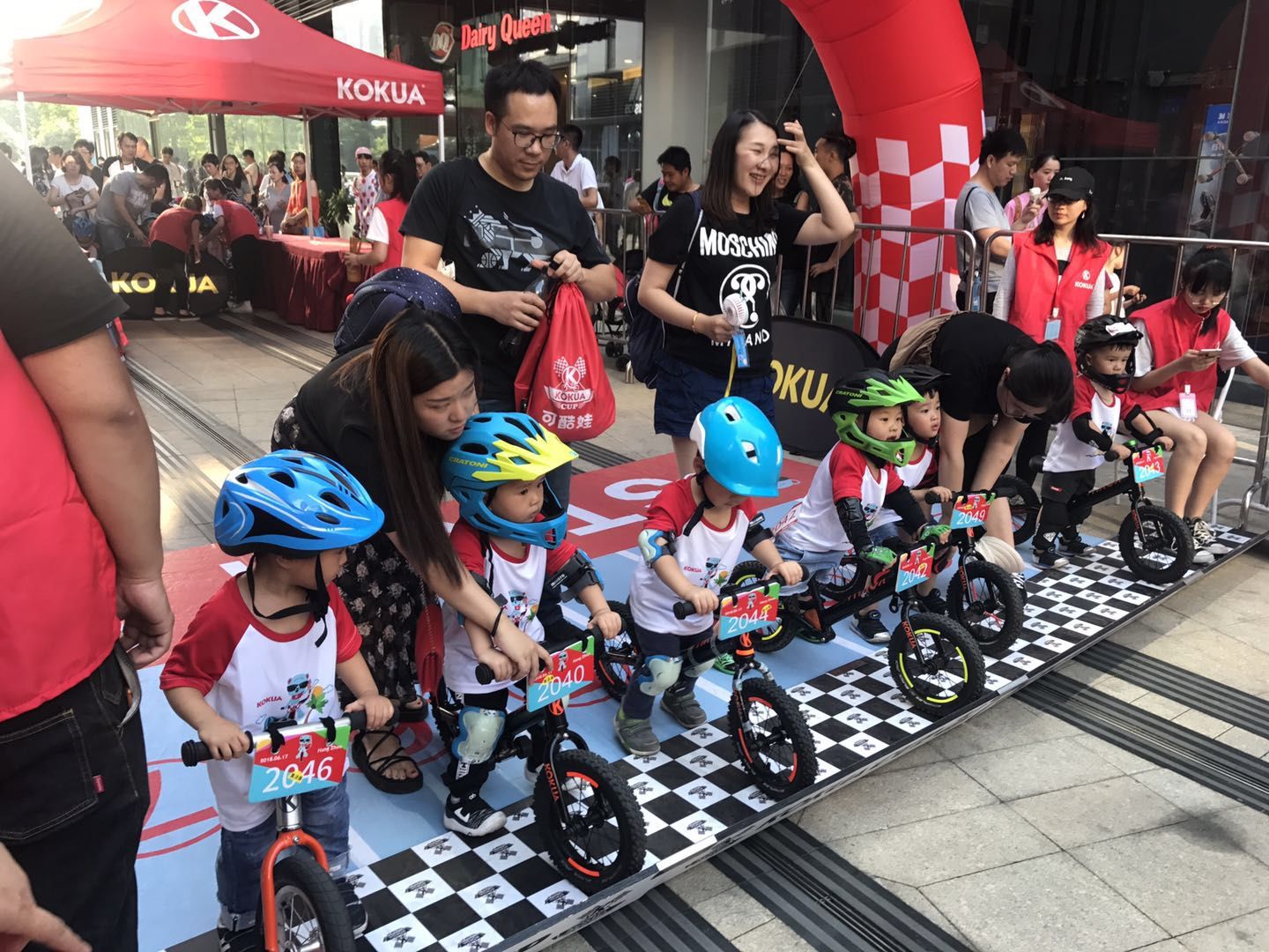 抖音上超火的儿童平衡车竞速赛在杭州举办!2岁