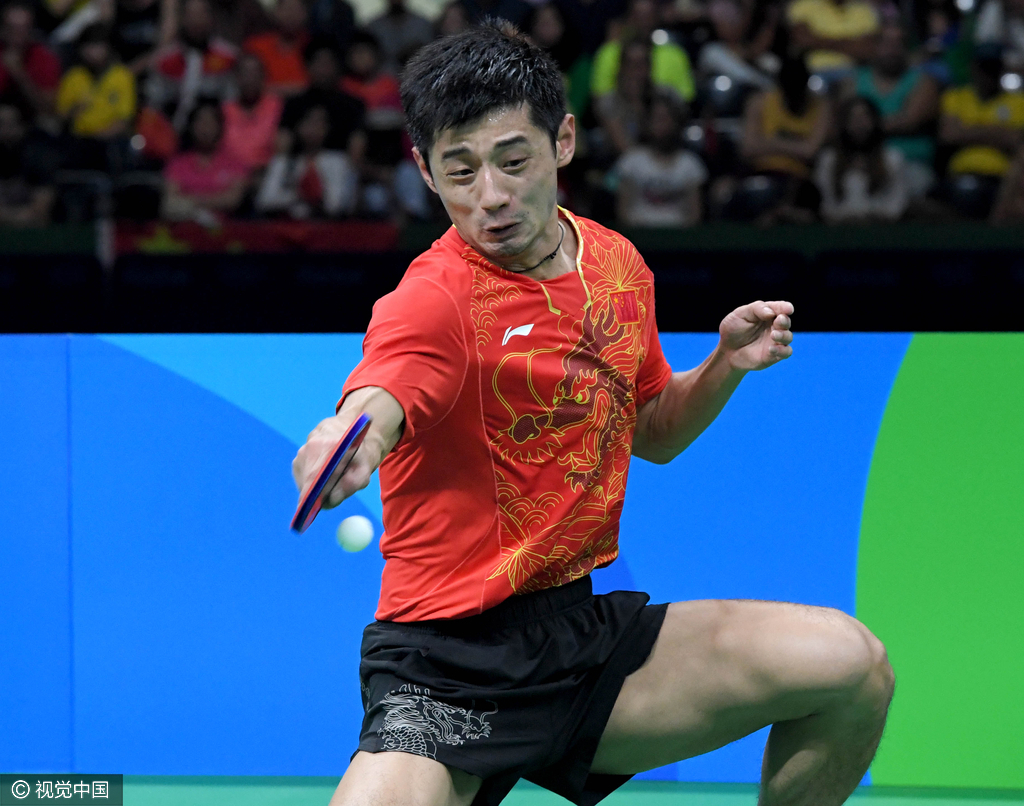 北京时间8月16日消息，里约奥运会乒乓球男子团体结束第二场半决赛，中国队顺利进入决赛。在与韩国队的半决赛中，张继科首场苦战五局逆转战胜郑荣植，马龙轻取老将朱世赫，张继科/许昕拿到双打胜利，中国队以3比0获胜跻身决赛。中国队将与日本队争夺男团冠军。
图为张继科在比赛中。