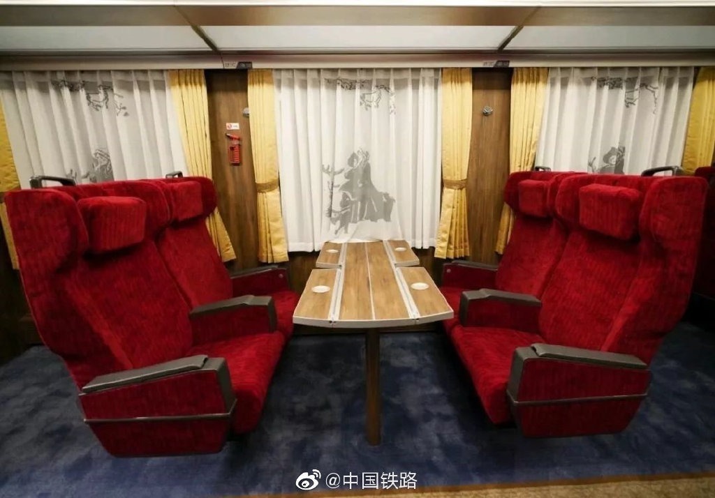 12月22日9时15分，“呼伦贝尔号”草原森林旅游列车正式开行。这趟列车从海拉尔出发，途经阿尔山、满洲里，最终再次回到海拉尔。旅客们可以亲身感受呼伦贝尔大草原的辽阔、大兴安岭森林的静谧以及中俄蒙边境的异域风情。