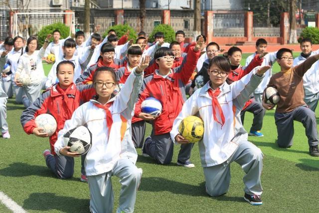 外国媒体不懂中国儿童足球训练方法:足球用来
