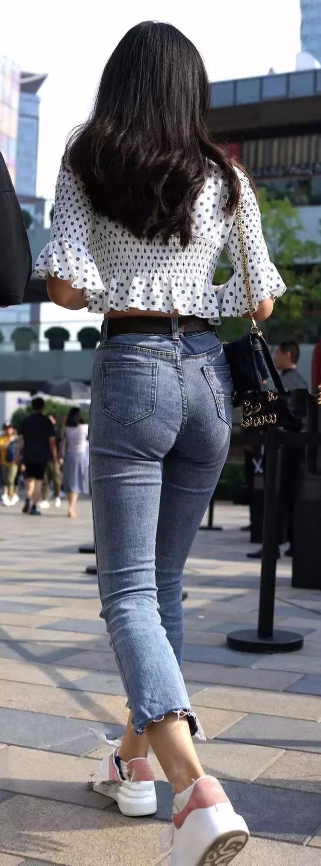 黑色斑点体恤搭配九分牛仔裤,文艺青年富有知