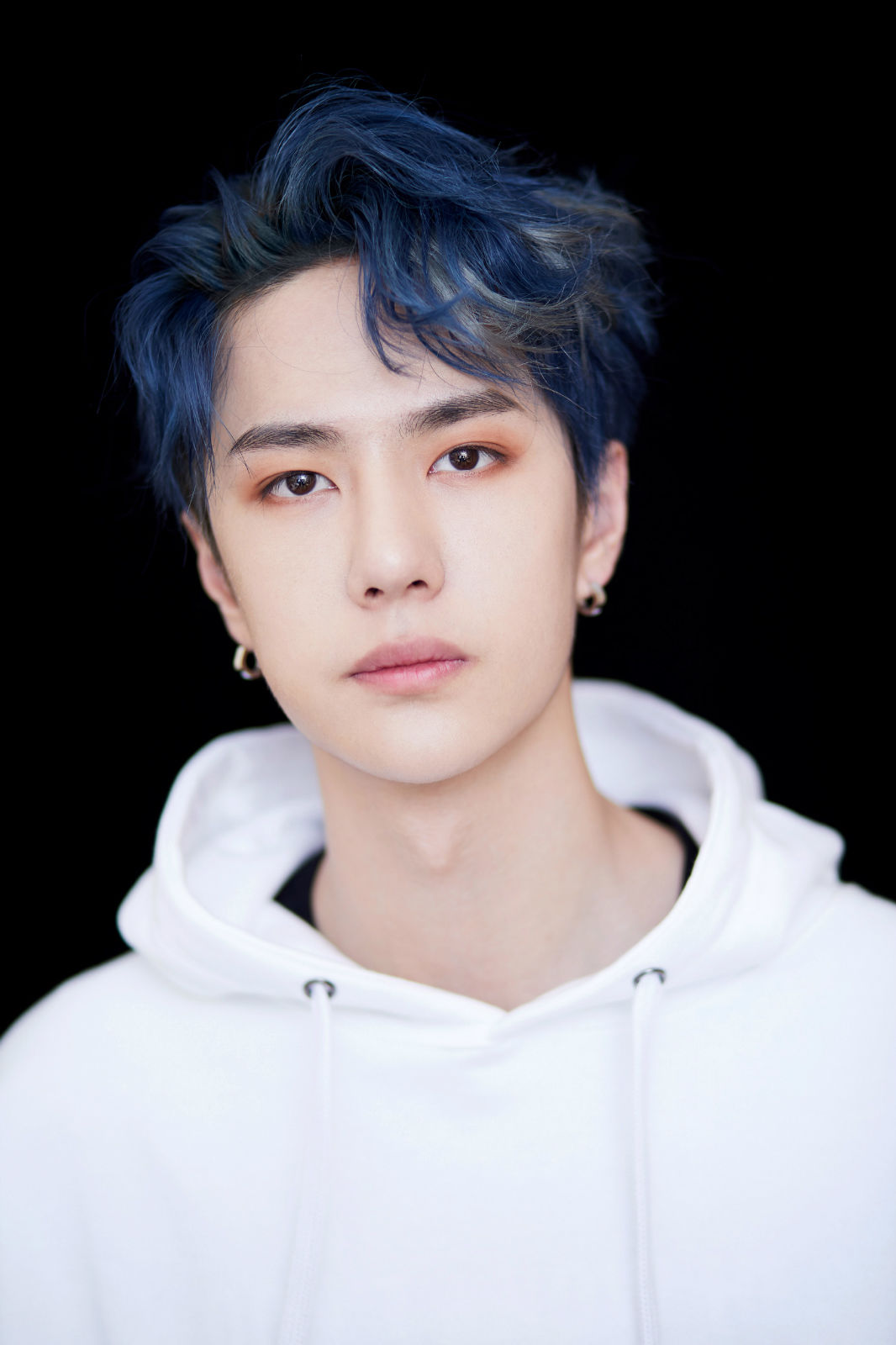 帅气小鲜肉王一博花式称霸热搜榜,蓝发紫衣玫