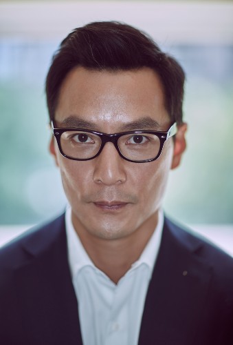 组图:该嫁的男人!吴彦祖戴眼镜儒雅 年龄渐长更