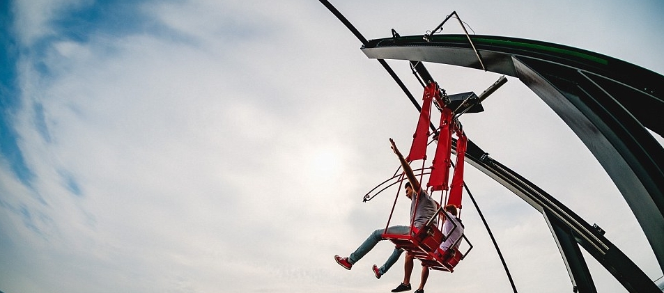 22层楼顶荡秋千 游客飞入云端大呼刺激 22层楼顶荡秋千 游客飞入云端大呼刺激