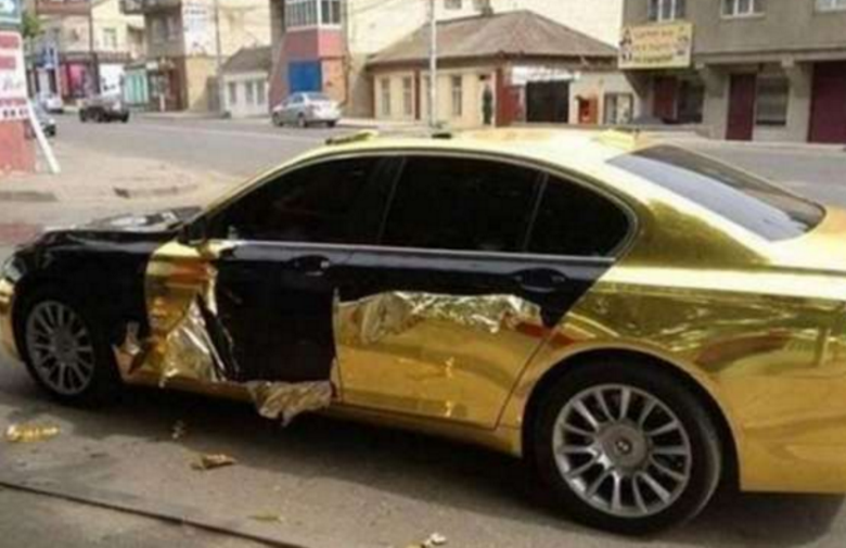 奥迪停小区楼下,居民纷纷送礼,车主取车时几度