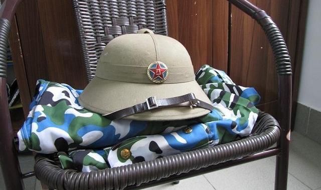 我海军驻岛部队为何会佩戴越军制式头盔?原来