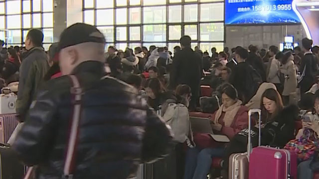 《北京您早》20200118旅客北京西站突发疾病 众人齐施救 《北京您早》20200118旅客北京西站突发疾病 众人齐施救