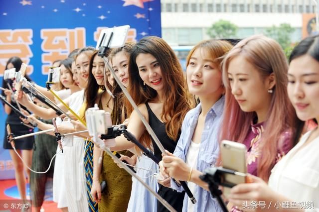 万人线上购物嗨翻天 京东直播上海国际时尚中