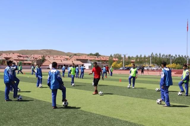 保定市足球协会到化德县第三中学开展足球技术