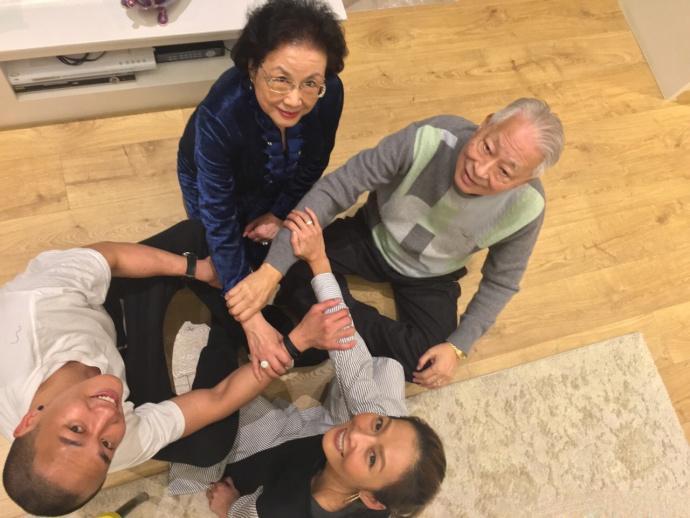 何润东和美妻近照，妻子是专柜小姐，董事长公公赞不绝口!