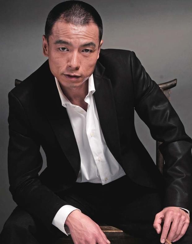 曾是观众眼中的老戏骨,却因拍戏意外受伤,如今复出却红得不像话