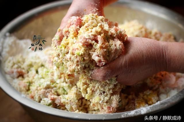 婆婆炸的肉丸又酥又嫩,营养全面,凉后如初,原来