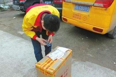 我是一名快递员一天派件发现收货人是我女友,