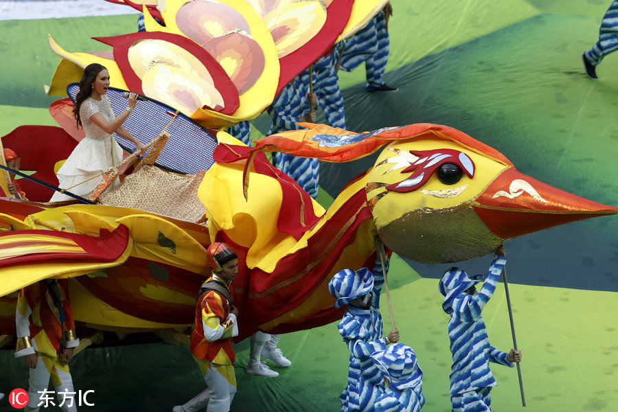 18世界杯开幕式 罗比-威廉斯献唱嘉丽弗莉娜骑