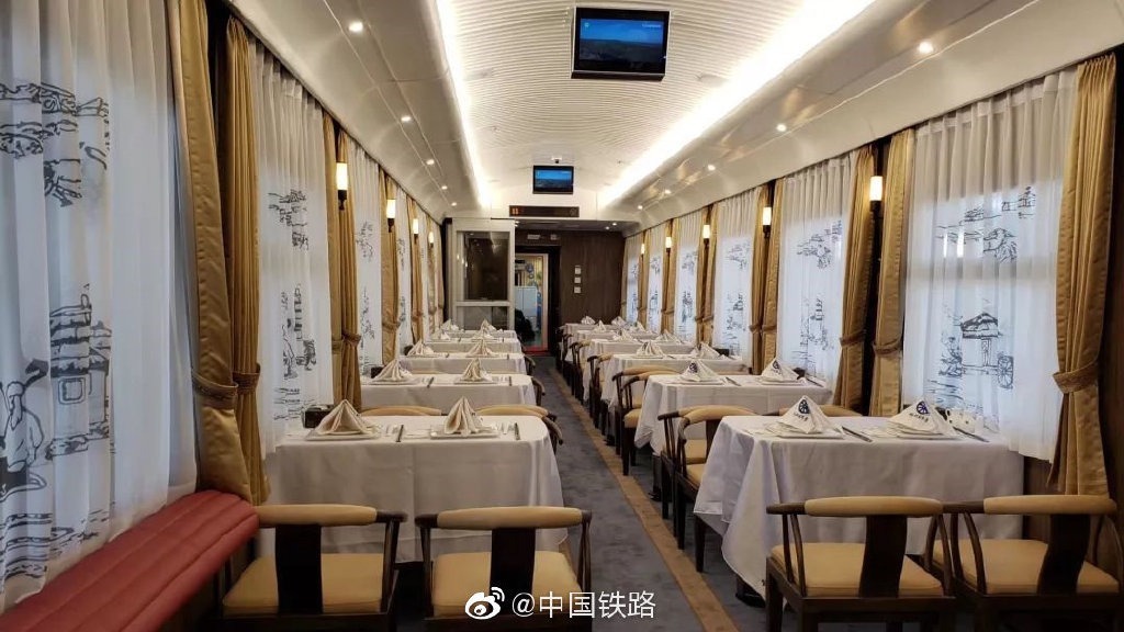 12月22日9时15分，“呼伦贝尔号”草原森林旅游列车正式开行。这趟列车从海拉尔出发，途经阿尔山、满洲里，最终再次回到海拉尔。旅客们可以亲身感受呼伦贝尔大草原的辽阔、大兴安岭森林的静谧以及中俄蒙边境的异域风情。