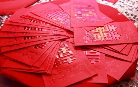新婚夜,婆婆让我交出所有彩礼钱,我不肯,婆婆指