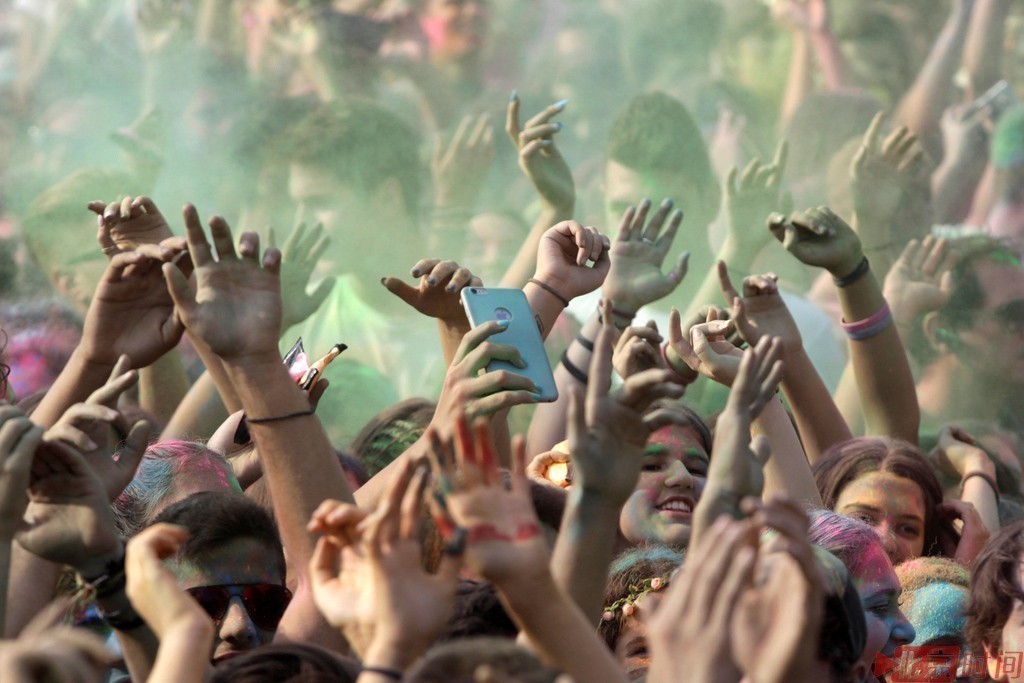 图为狂欢的人群.