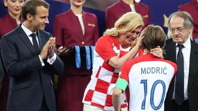 罗地亚女总统与球员一起淋雨,球衣时尚外交全