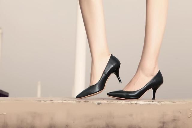 2018年魅力尖头细高跟鞋,完美修饰脚型,穿上气