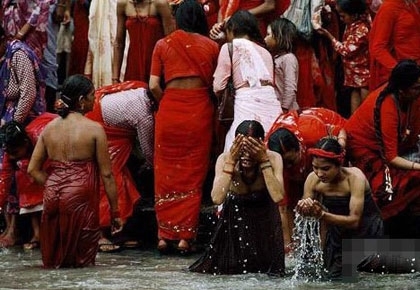 经常可以看到男男女女聚集到街边的露天水池洗浴。虽然是在一个水池里，但是男女分别使用不同的水龙头，互相之间保持着一定距离。