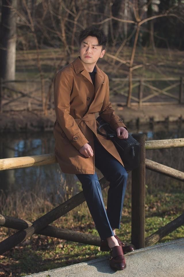 好尴尬!雷佳音机场撞衫奚梦瑶,同款紫裤子被穿