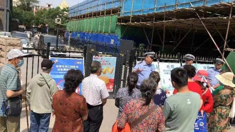 西城交警深入社区 开展违规电动三四轮“过渡期”政策宣传