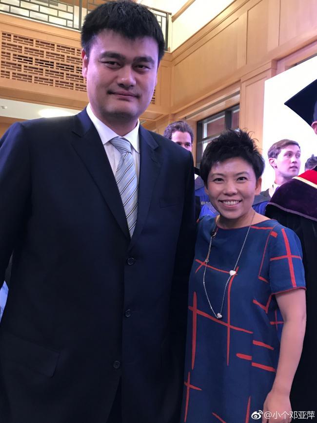 邓亚萍与姚明合影到其肩膀 网友:站易建联肩上?