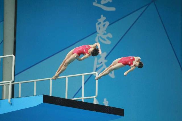 张家齐获全运会跳水比赛女子双人10米跳台金