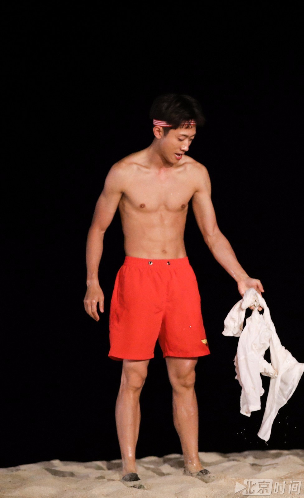 张一山刘昊然裸上身秀腹肌 沙滩狂奔似海尔兄弟 张一山刘昊然裸上身秀腹肌 沙滩狂奔似海尔兄弟