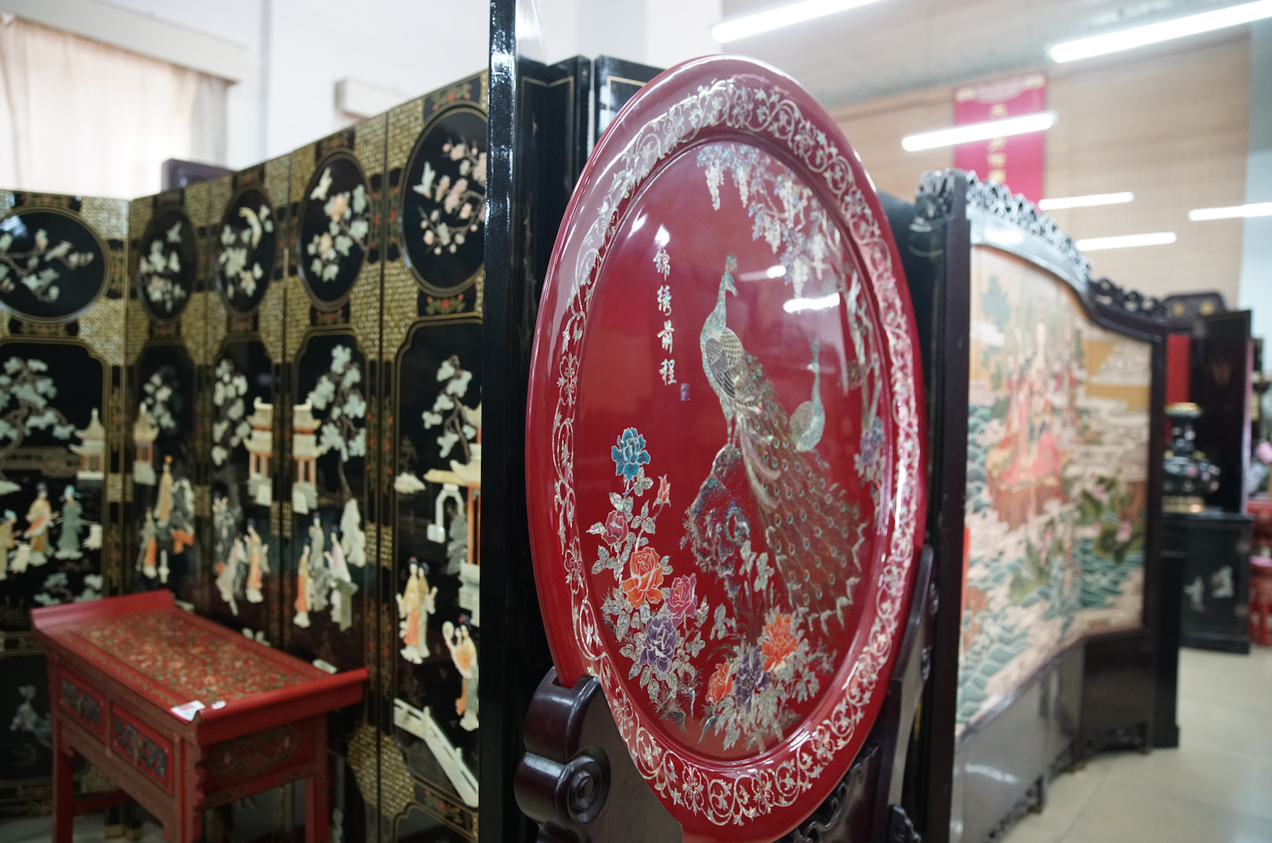 近千件“金漆镶嵌”工艺品亮相中华屏风文化展 近千件“金漆镶嵌”工艺品亮相中华屏风文化展