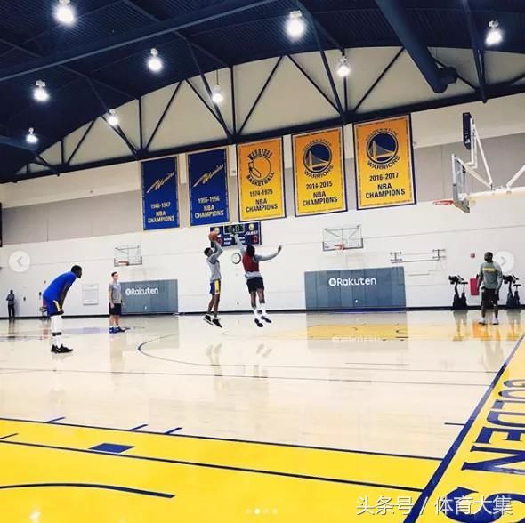 库里回应和杜兰特品牌竞争,汤普森:球鞋合同有