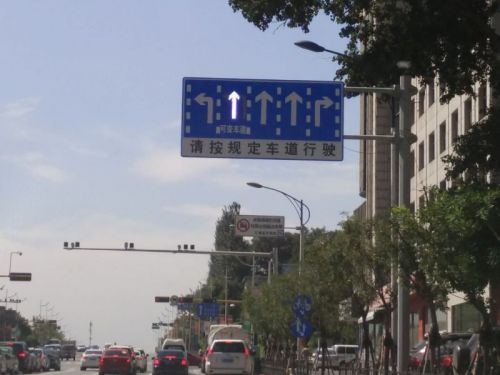 距离可变车道路口100米,有这样的行车提示牌,司机要注意观察.