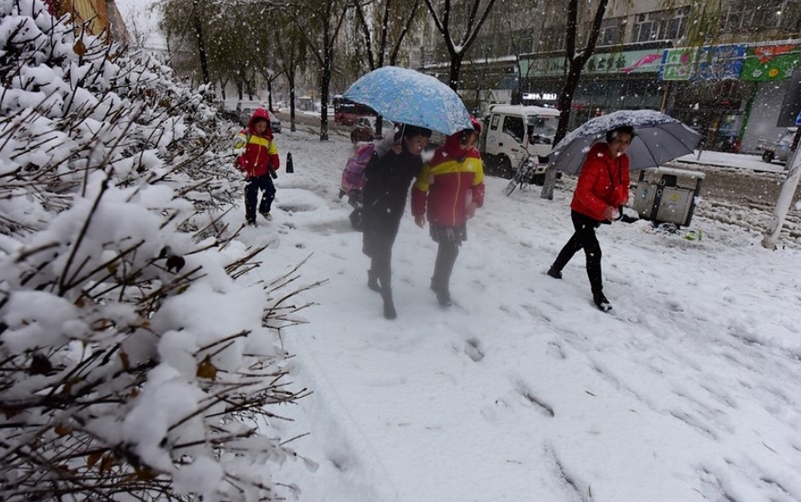 11月8日晚，牡丹江出现了降水天气。截至9日16时，市区累计降水71.9毫米，地面积雪深度为12厘米，突破该市1961年以来11月降水极值，达到暴雪程度。