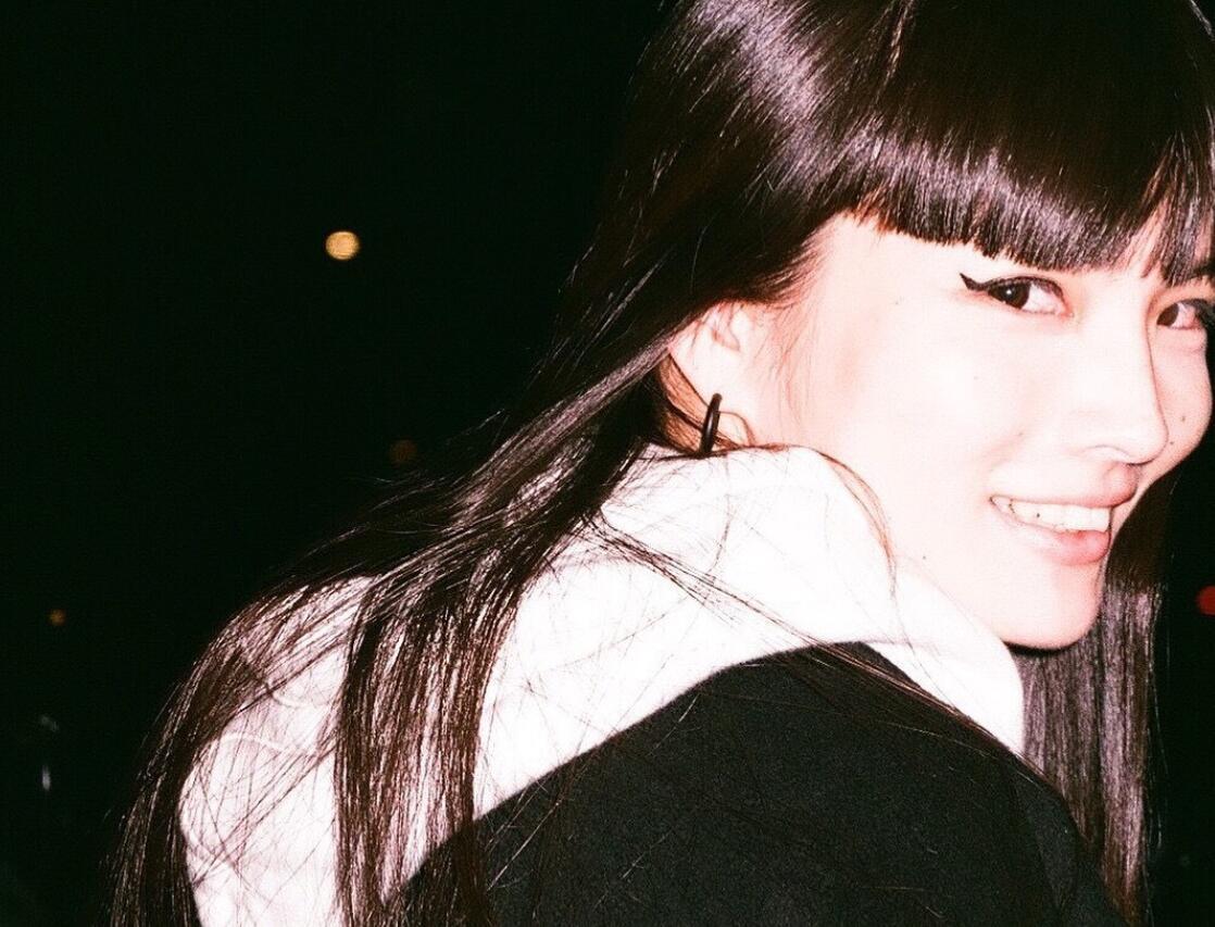 一张老气 扁平脸 却是时尚界的超级宠儿 还拿下日本人气男神