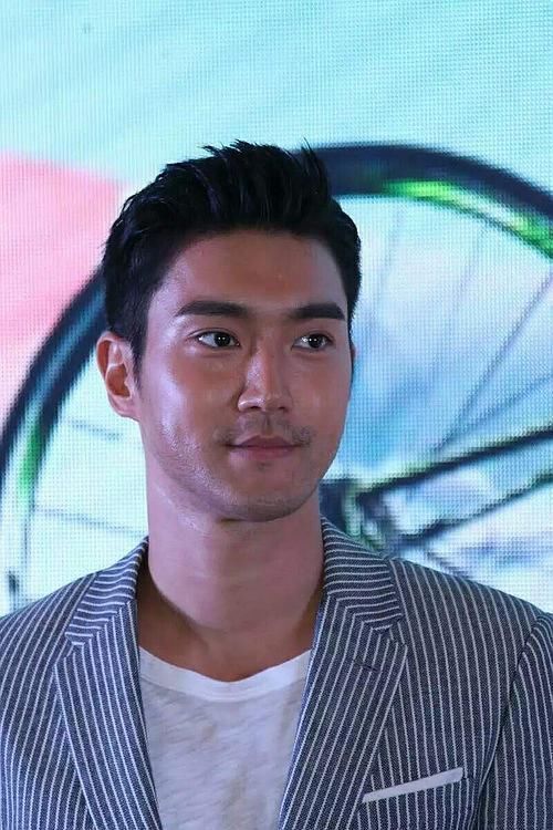 吴磊没PS满脸青春痘低调秀年轻,章泽天侧颜无