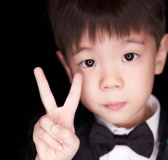 霍思燕只认小泡芙做儿媳?看到嗯哼搭讪其他小女孩,急忙插话!