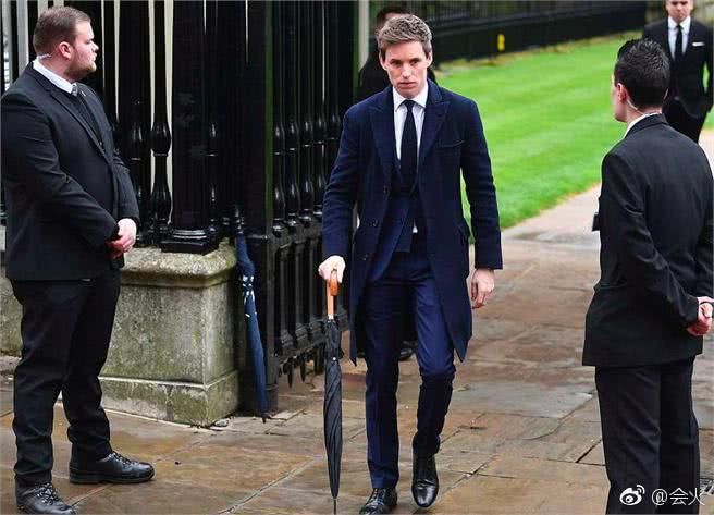 知名小鲜肉夜会女友惨遭曝光,霍金与牛顿为邻