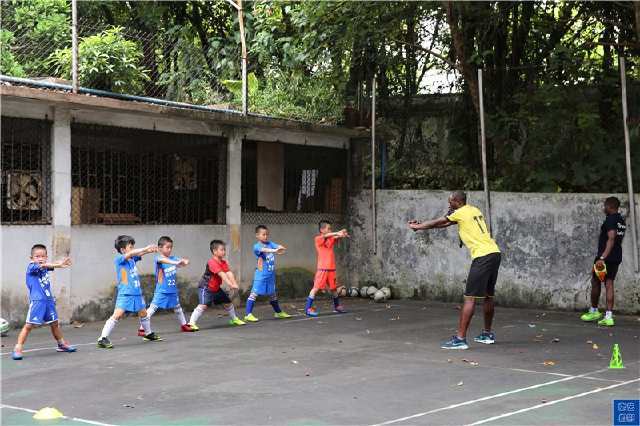 非洲黑人在广州教中国小朋友踢足球,月入万元