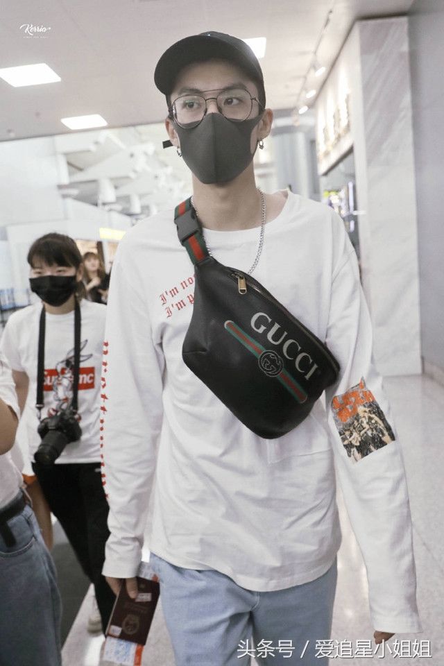 王鹤棣身穿休闲装现身机场,引大批粉丝围观追