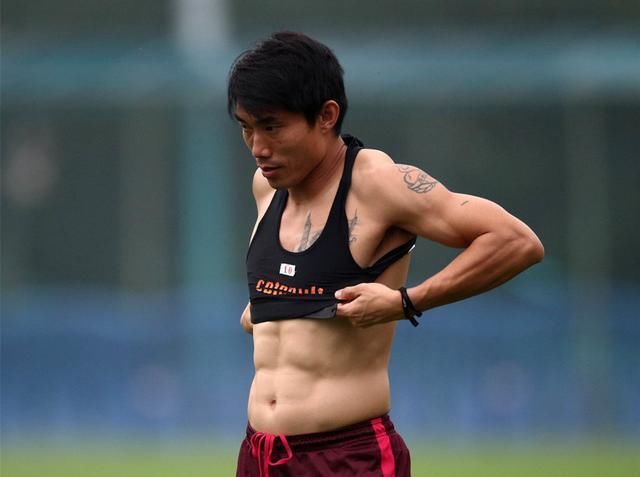 在门将位置上,尽管曾诚上场手指有一点受伤,但不影响此轮关键战役