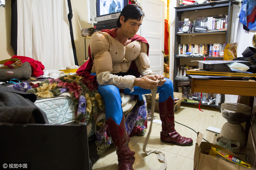 长大后，克拉克成为大都会（Metropolis）《星球日报》 的一名新闻记者。图为克里斯托弗在做装扮准备工作。