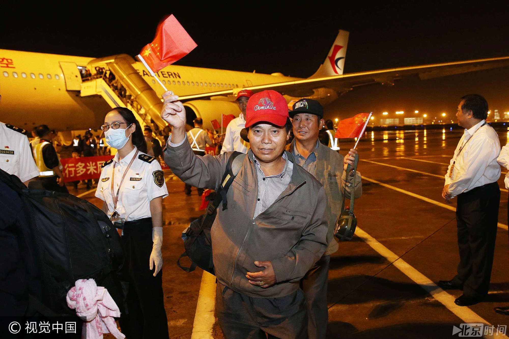 为了让受灾同胞早日回国与家人团聚，按照统一部署，商务部召集民航局、国资委、外交部等部门和企业召开协调会，会议决定立即协调两架商务包机赶赴安提瓜和巴布达接返受灾同胞。经过不到20个小时的紧急准备，中国东方航空2架A330-300宽体飞机、64名机组及工作人员全部就位，并办妥沿途19个国家的飞越和起飞、落地许可。图为飓风受困同胞走下飞机/视觉中国