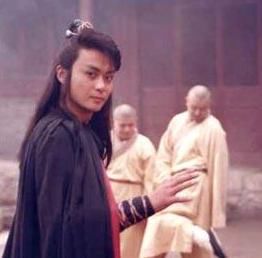 张嘉译同学,28岁红遍全国,为戏险得脑溢血,娶师