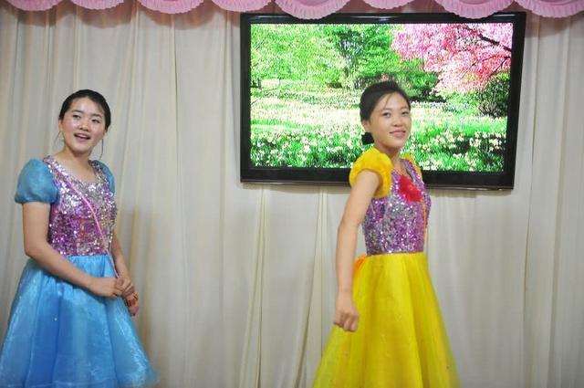 朝鲜女服务员不想回国,因为朝鲜的冬天没有暖